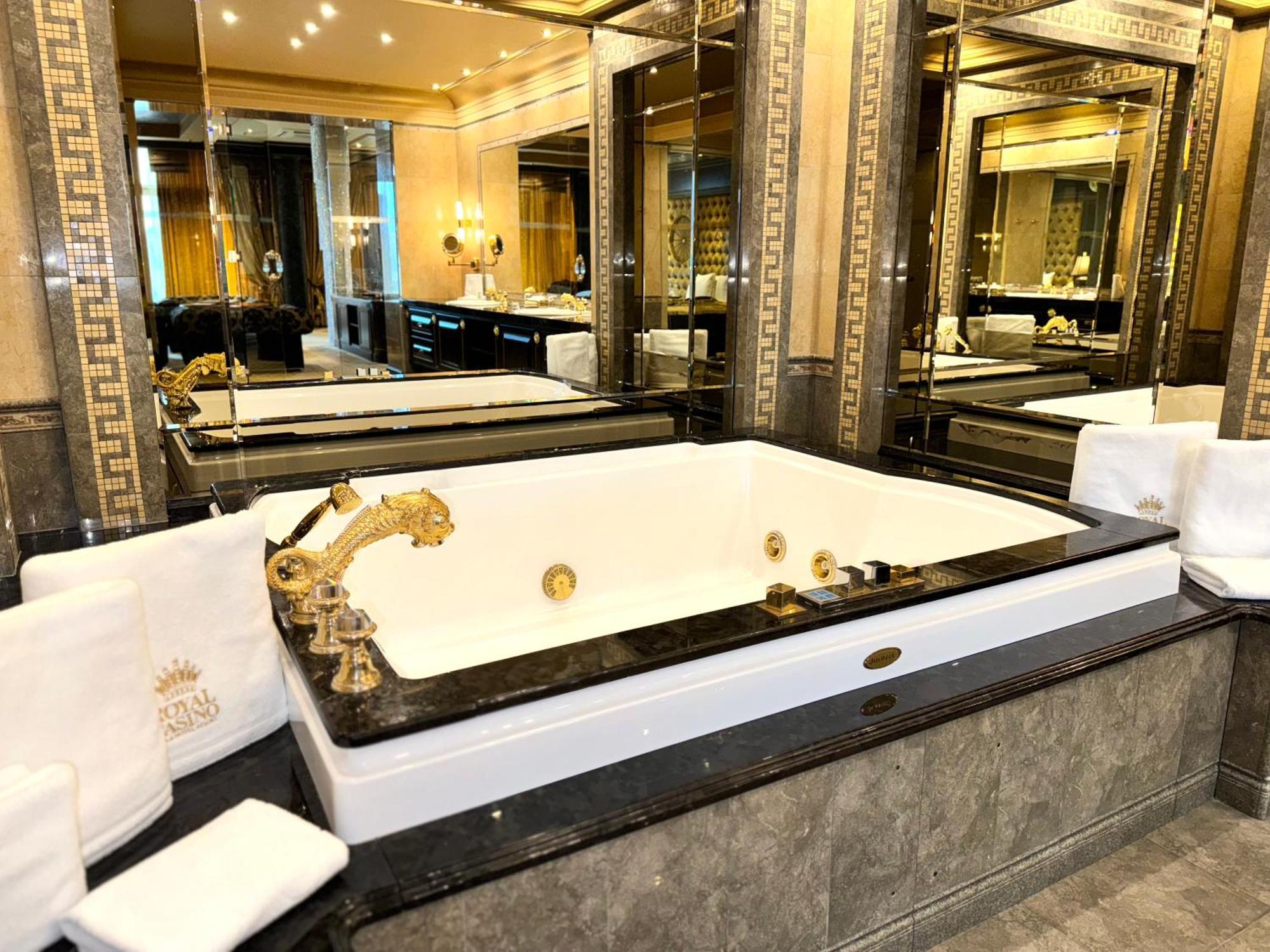Отель Royal & 5*