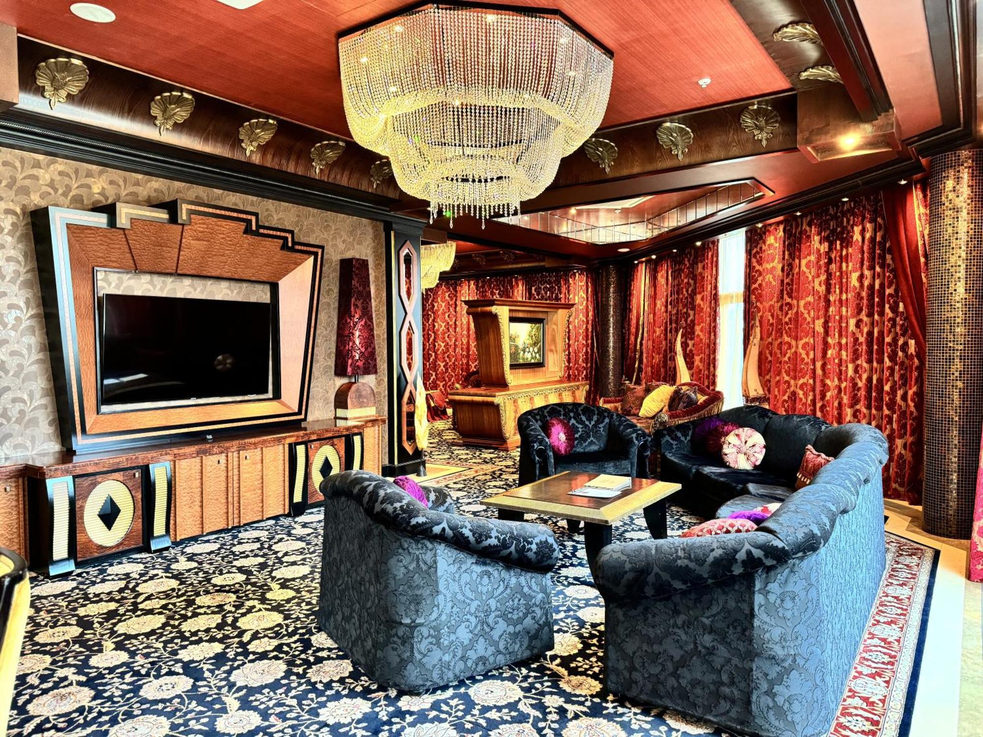 Royal & Отель