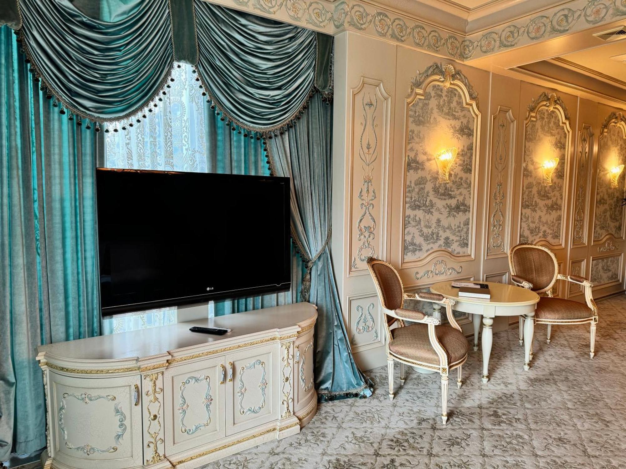 Royal & Отель