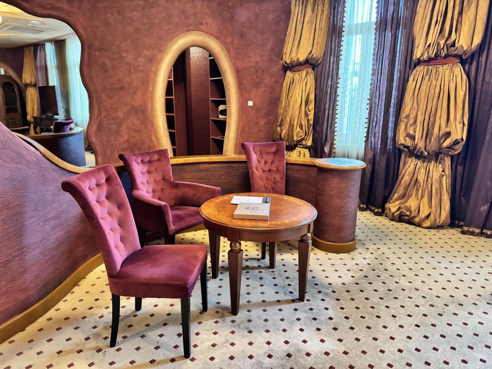 Отель Royal & 5*