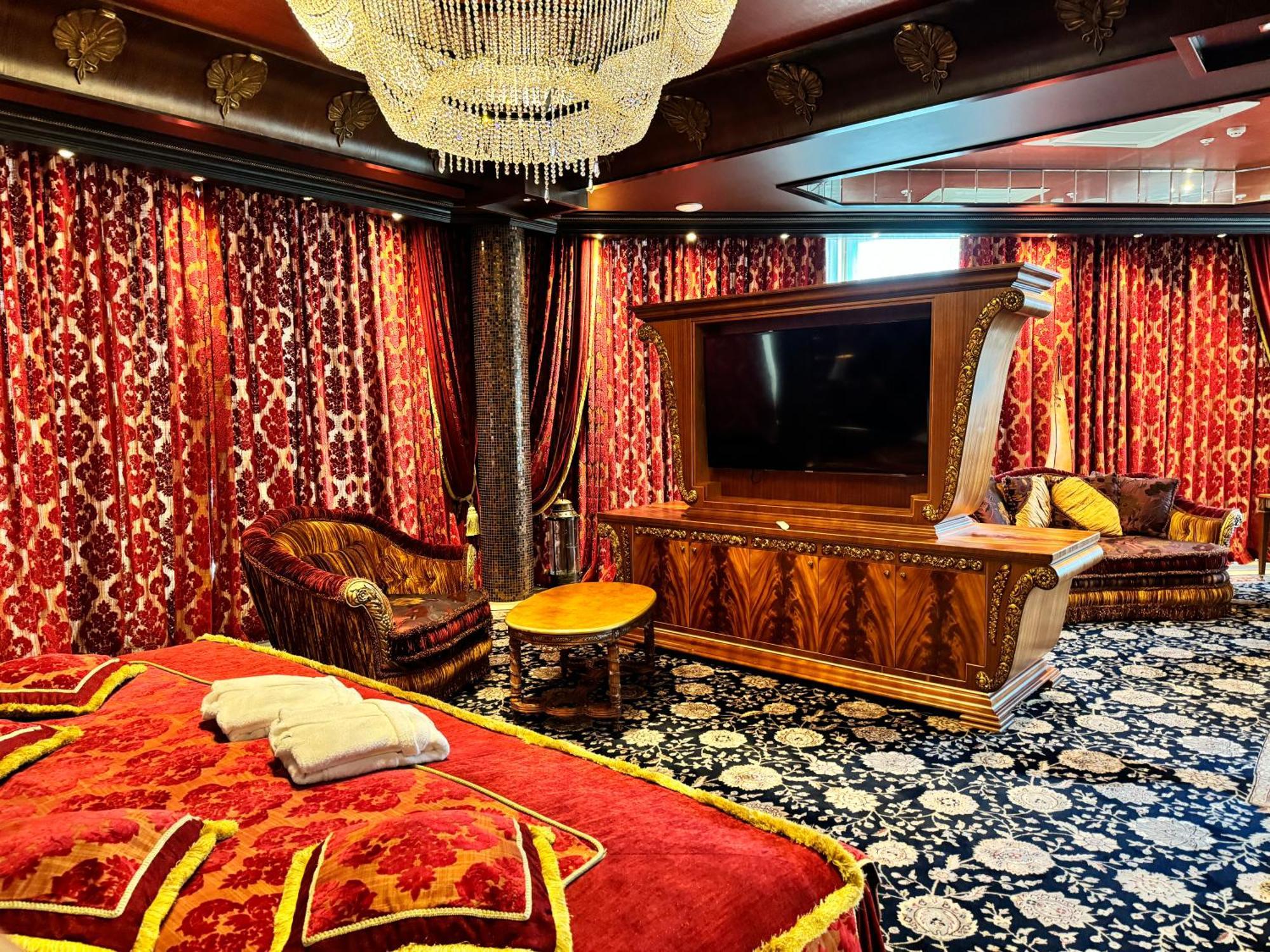 Отель Royal & 5*