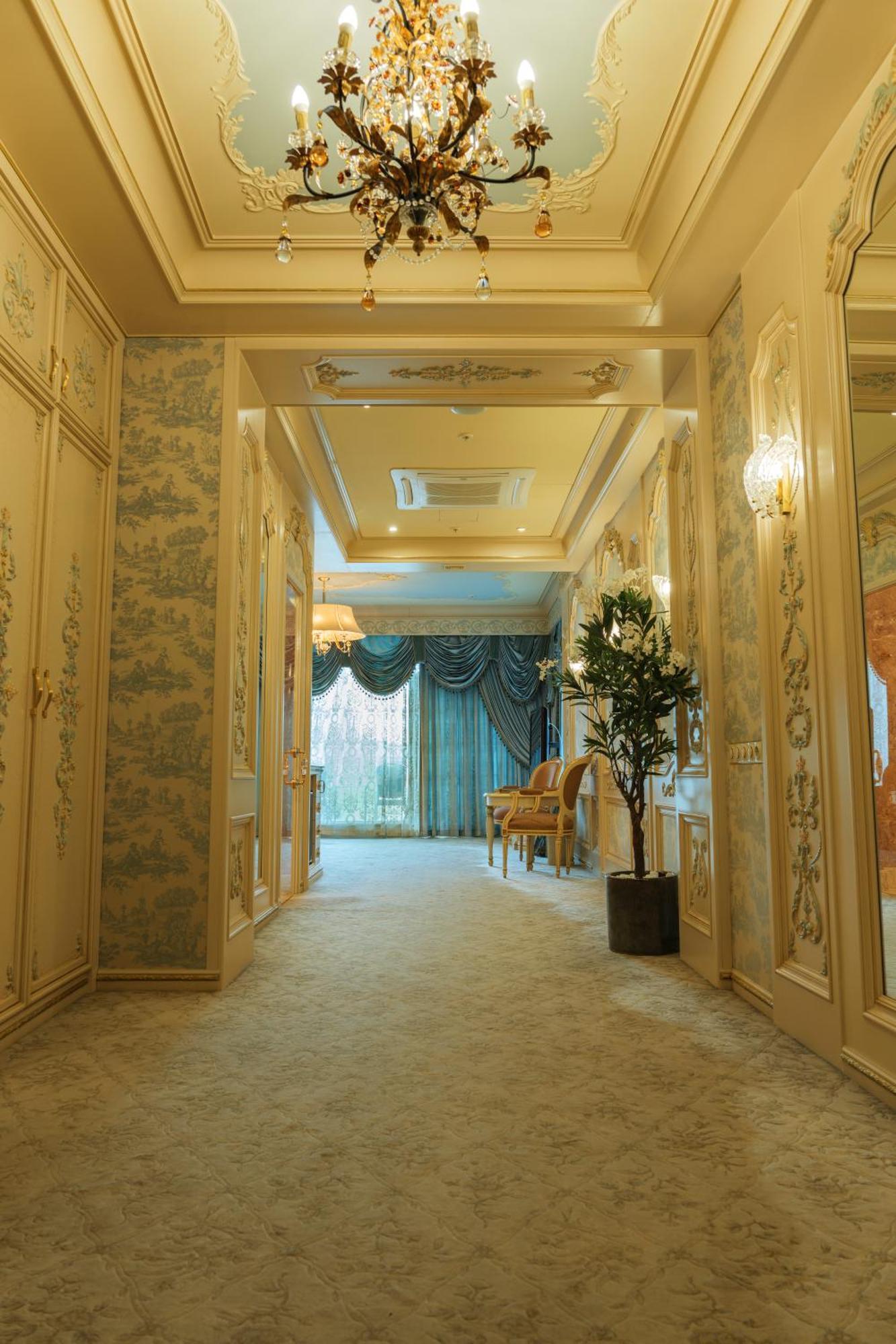 Royal & Отель